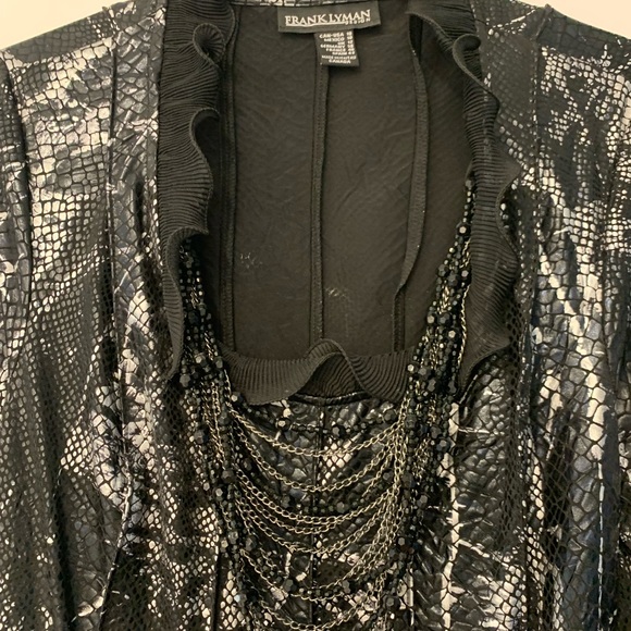 Dressy, faux animal print top with a removable necklace ! - Picture 2 of 4